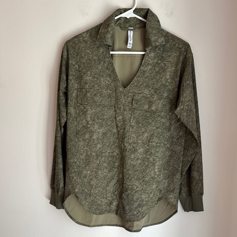 Athleta Zuma Printed Top Viper Shadow Olive XXS Textured Green Blouse runs big!